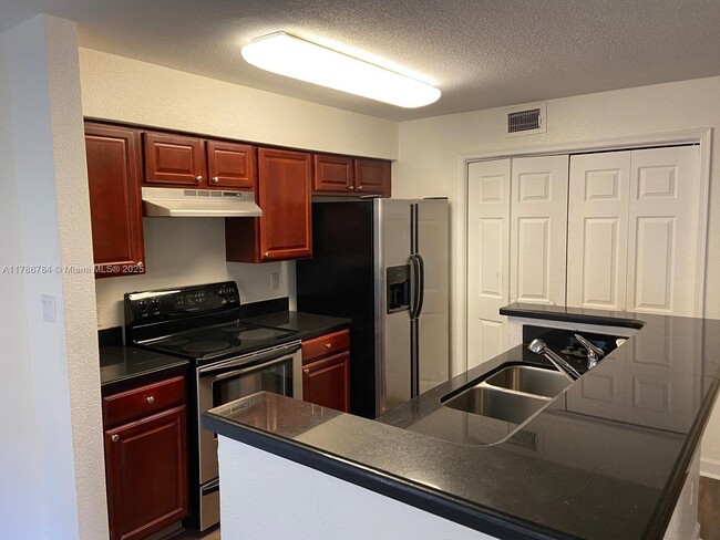 Building Photo - 977 Riverside Dr