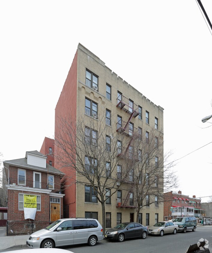 Building Photo - 685 E 228th St