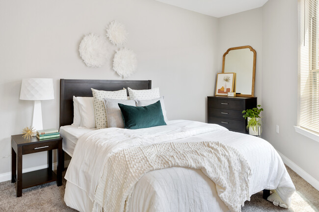 Dormitorio con paquete de muebles. - 219 S 9th St
