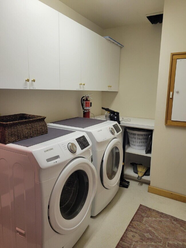 Building Photo - Furnished 3 bedroom, 3.5 bath