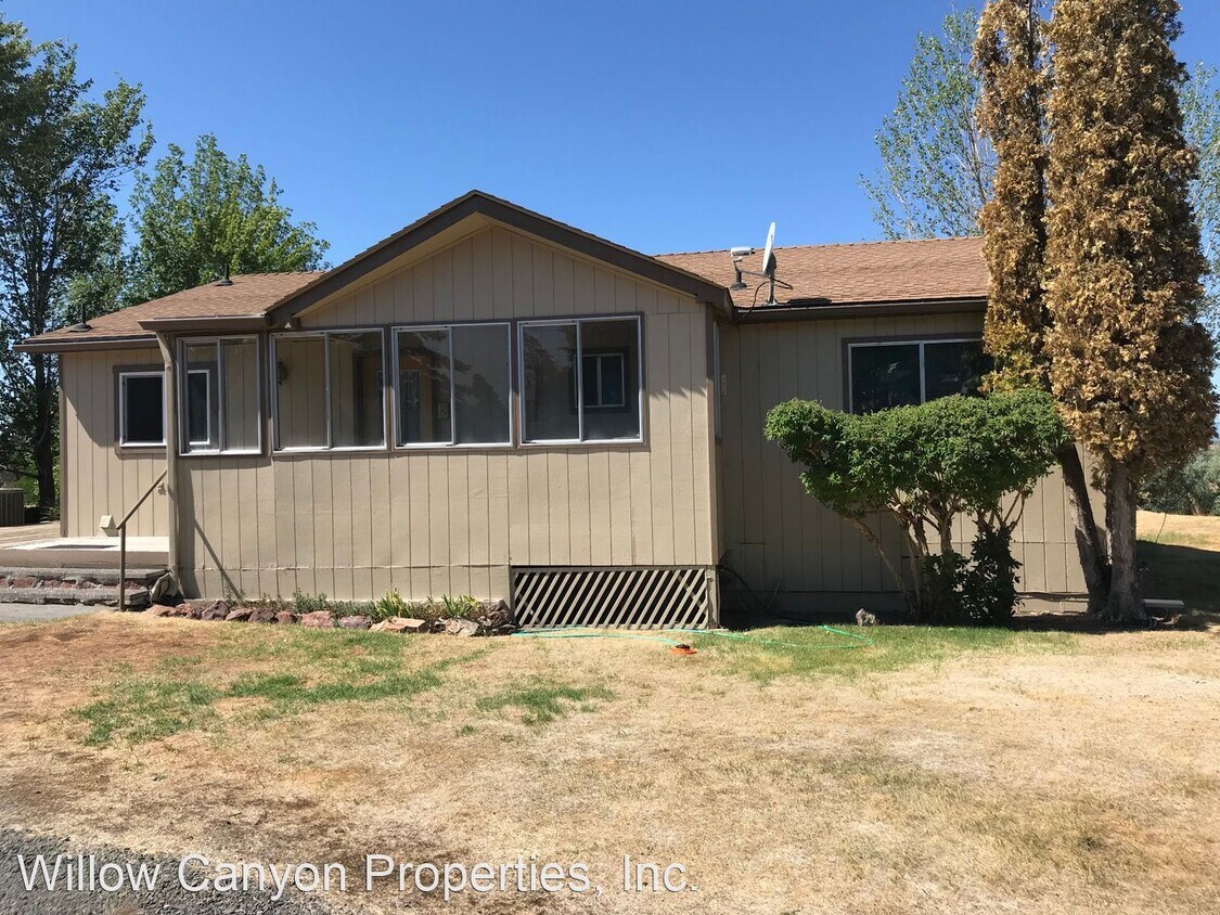 2 br, 1 bath House 1623 NE Hilltop Drive House Rental in Madras, OR