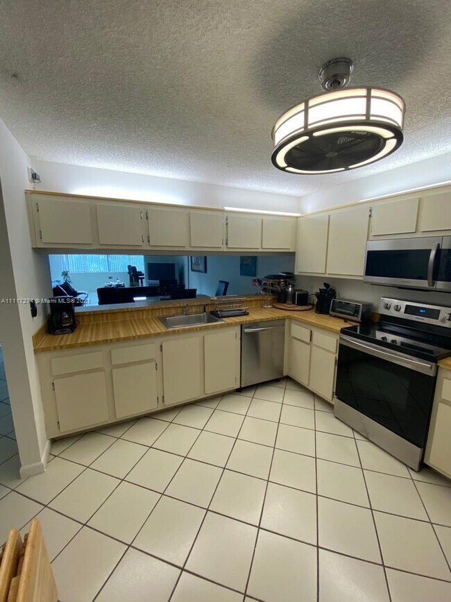 Foto del edificio - 8040 Hampton Blvd