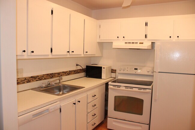 Building Photo - 700 Village Green Ct