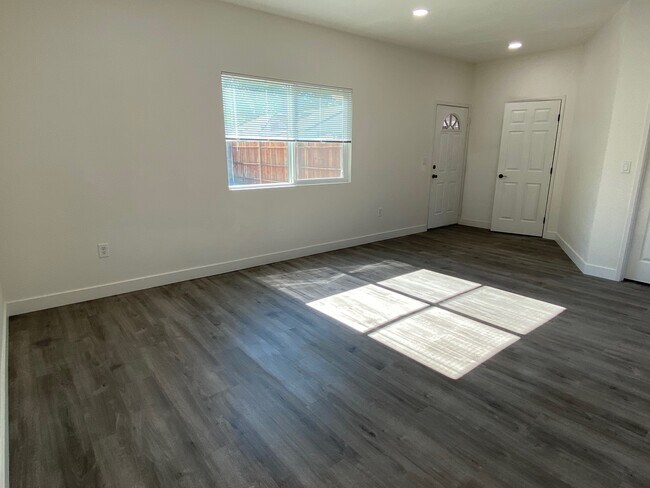 Foto del edificio - 1412 W Roseburg Ave