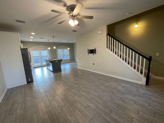 Foto del edificio - For Lease - 3 BR|2.5 BA w/ Fenced Yard! Co...