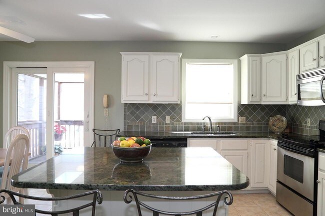 Building Photo - 156 Treetops Dr