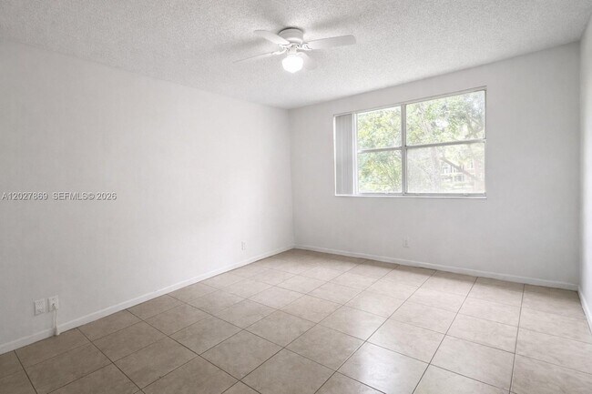 Building Photo - 8761 Wiles Rd