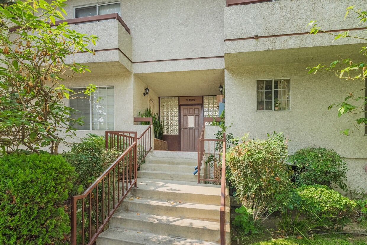 Primary Photo - 305 E Valencia Ave