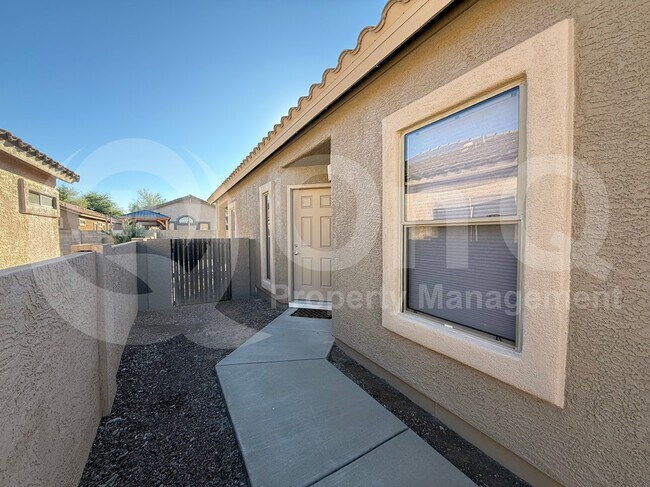 Building Photo - 480 E Camino Del Pinsapo