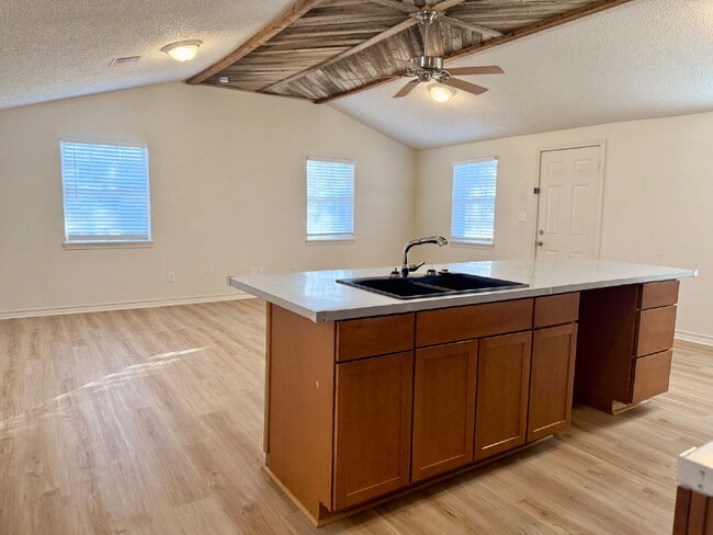 Foto del edificio - Modern Elegance Meets Location: High Ceilings, Updated Fixtures, Move-In Ready!