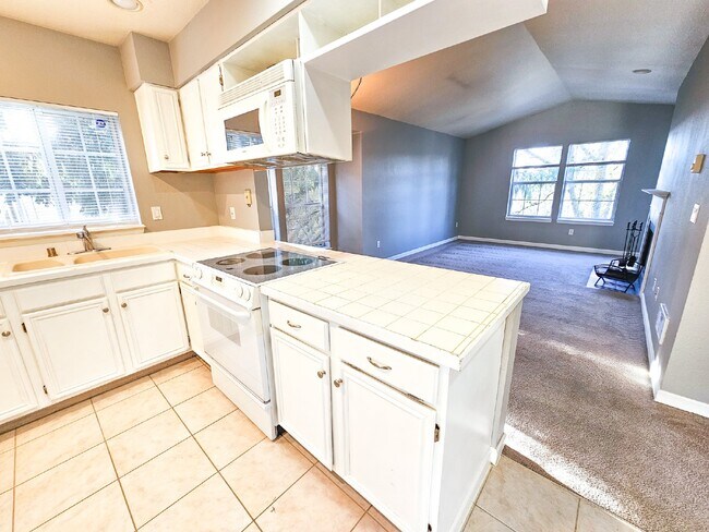 Foto del edificio - Coming Soon! Cozy top floor 2 Bed, 2 Bath ...