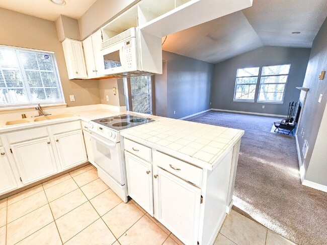 Building Photo - Coming Soon! Cozy top floor 2 Bed, 2 Bath ...