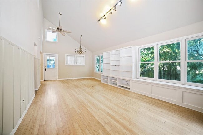 Foto del edificio - 2716 E 22nd St