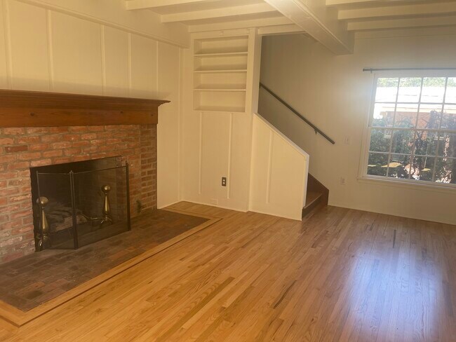 Living room with decorative fireplace - 513 Magnolia St