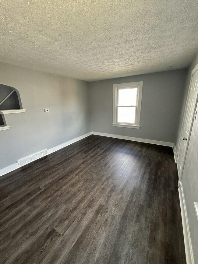 Building Photo - 553 Farnsworth Ave