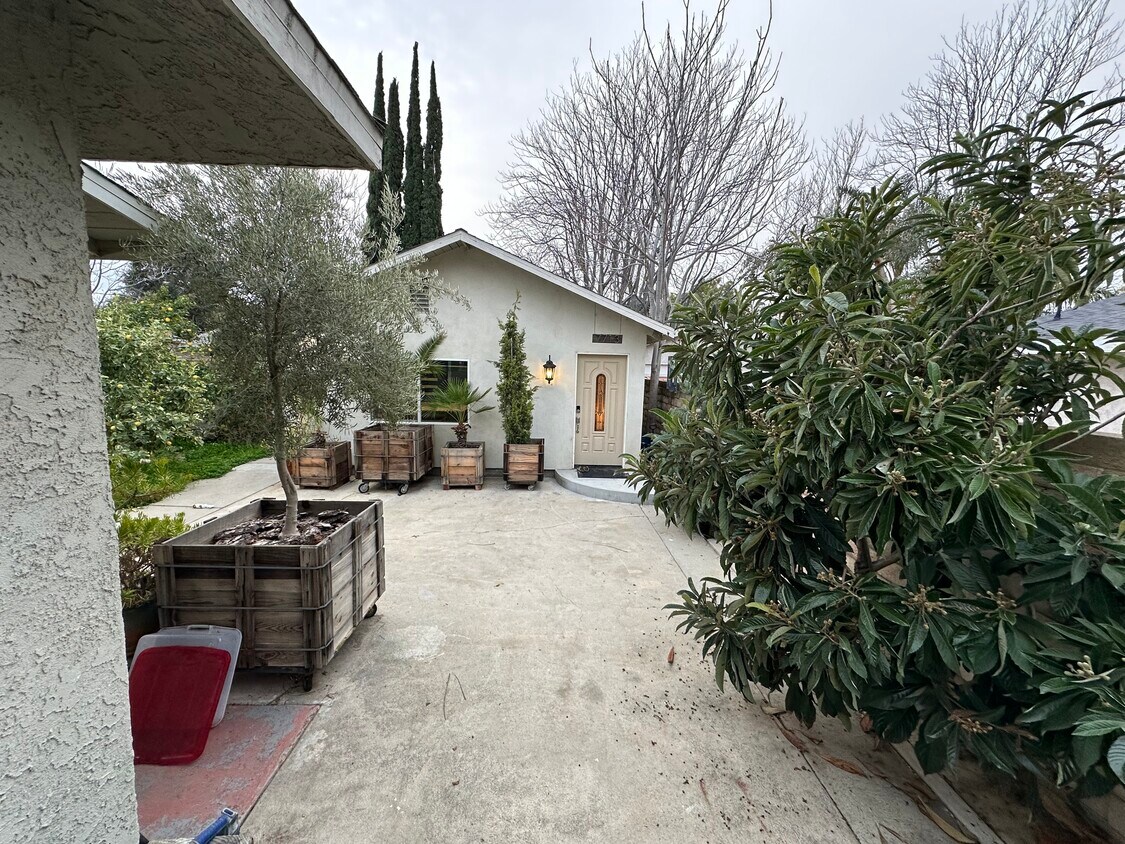 Foto principal - 7713 Owensmouth Ave