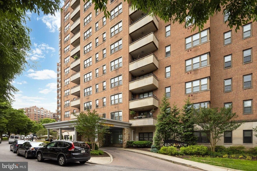 Primary Photo - 116 W University Pkwy