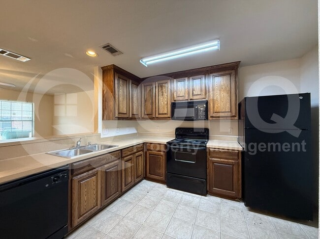 Foto del edificio - 2331 N Elm St