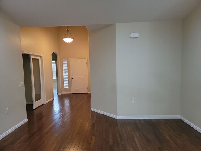 Building Photo - Single-Level Living! 2 Bedroom Home in Sun...