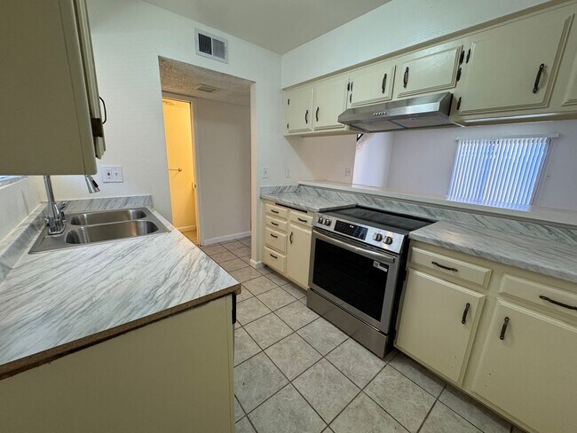 Building Photo - 4400 Tierra Verde St
