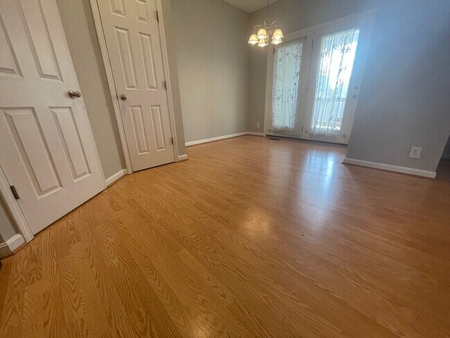 Building Photo - 2BD/2.5BA Townhome