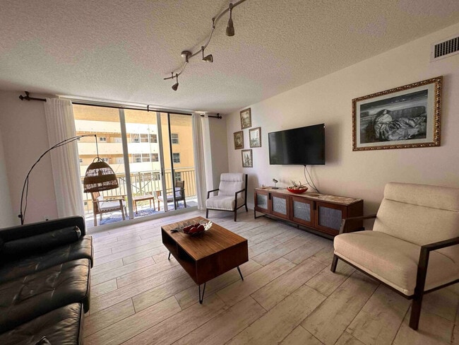 Building Photo - 3140 S Ocean Dr