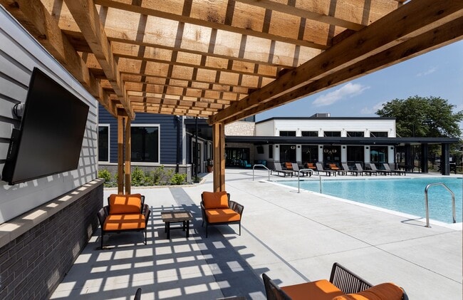 Pool Lounge - Winwood Apartments