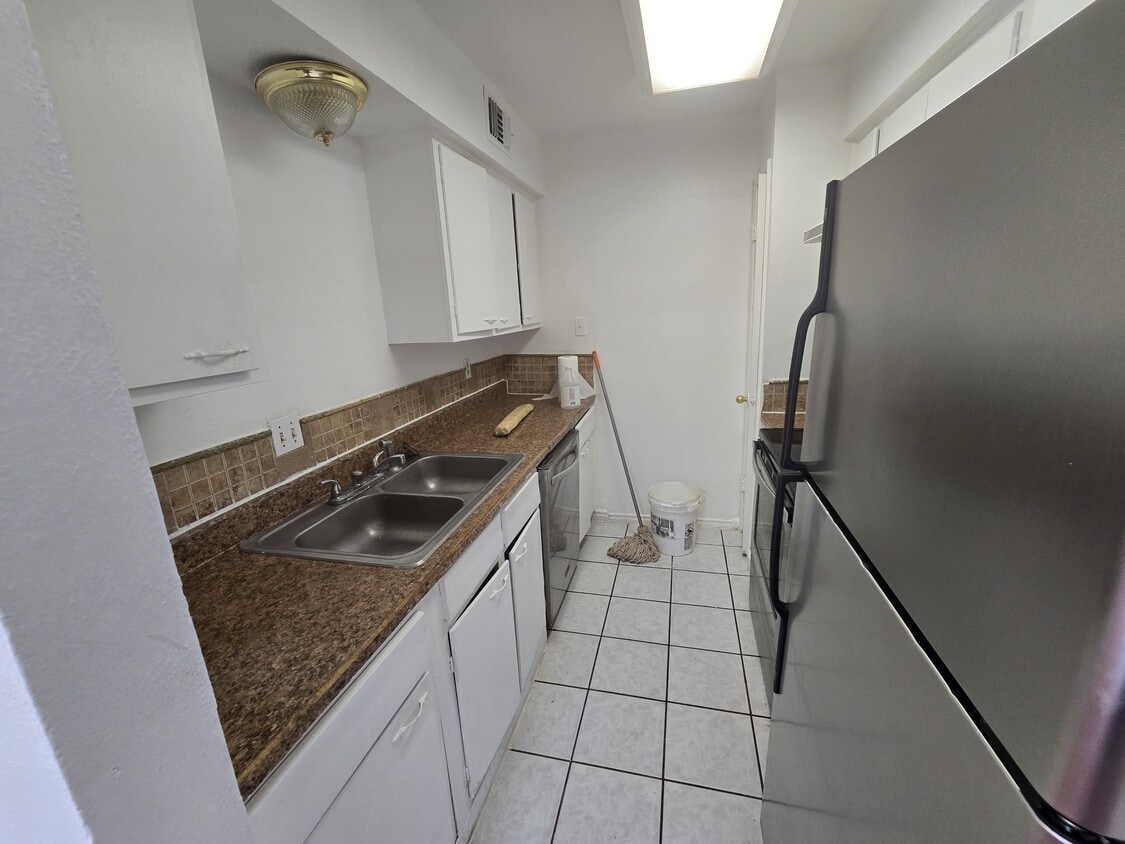 Building Photo - 8071 Meadow Park Dr