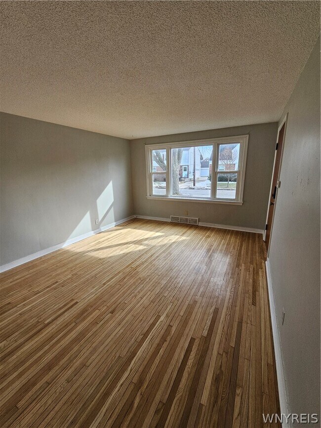 Foto del edificio - 42 Layton Ave