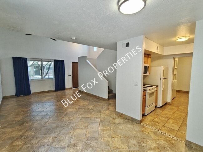 Building Photo - 880 E Peppergrass Ln