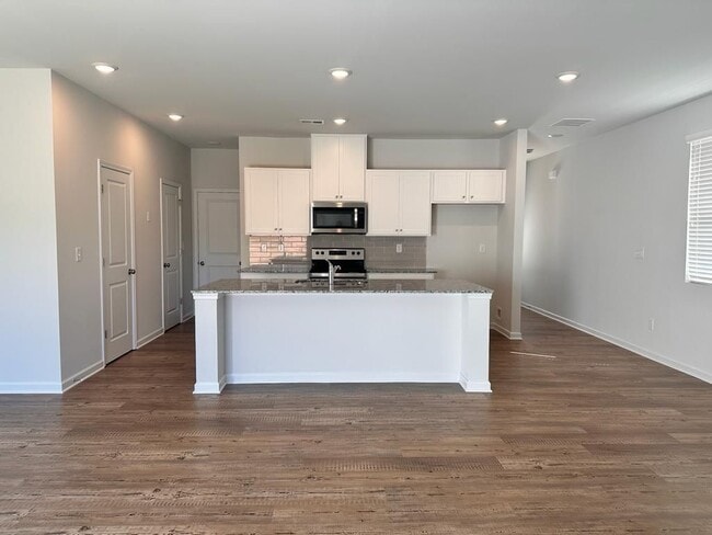 Foto del edificio - 121 Founders Dr