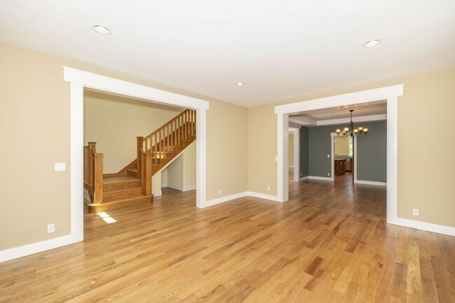 Foto del edificio - Lovingly Maintained 5 Bed, 3.5 Bath Execut...