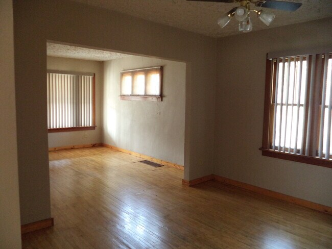 Building Photo - 3 Bedroom Charmer near MSU!