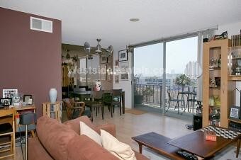 Primary Photo - 100 S Doheny Dr