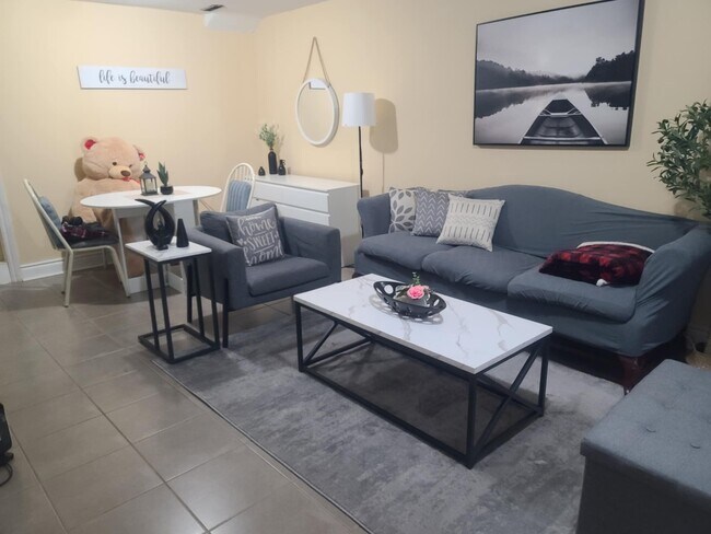 Building Photo - Spacious 1 Bedroom Apartment for rent  Bathurst- Lawrence