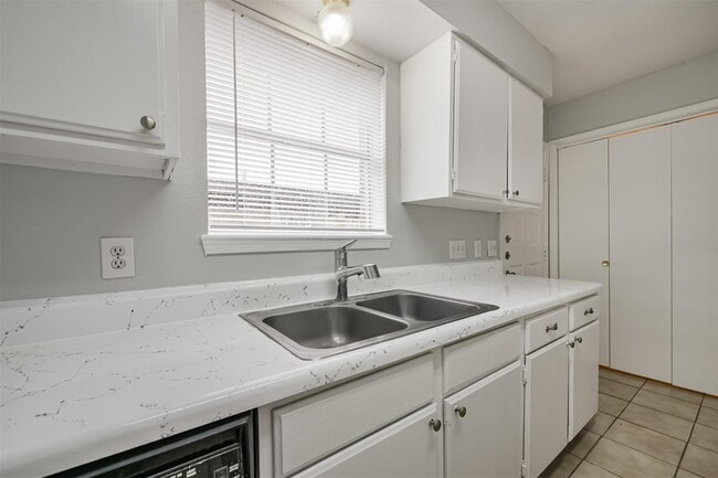 Foto del edificio - 1213 Lyric Ln