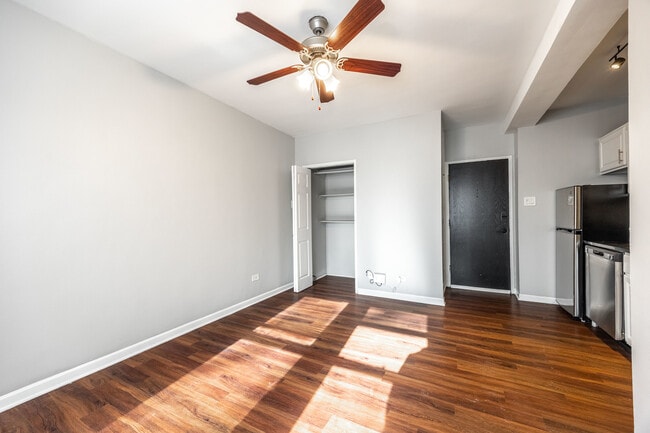 Building Photo - 1140 N La Salle Dr