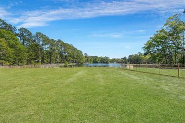 Building Photo - 165 Pineland Rd