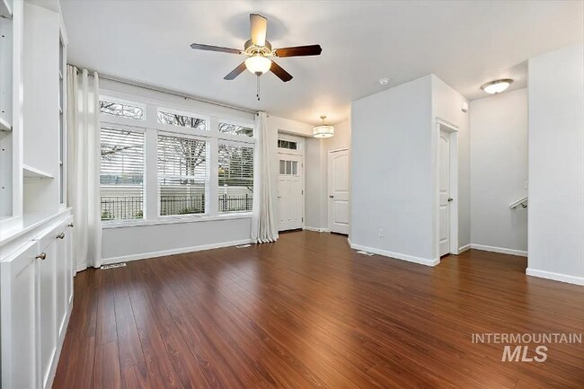 Foto del edificio - 4372 N Five Mile Rd