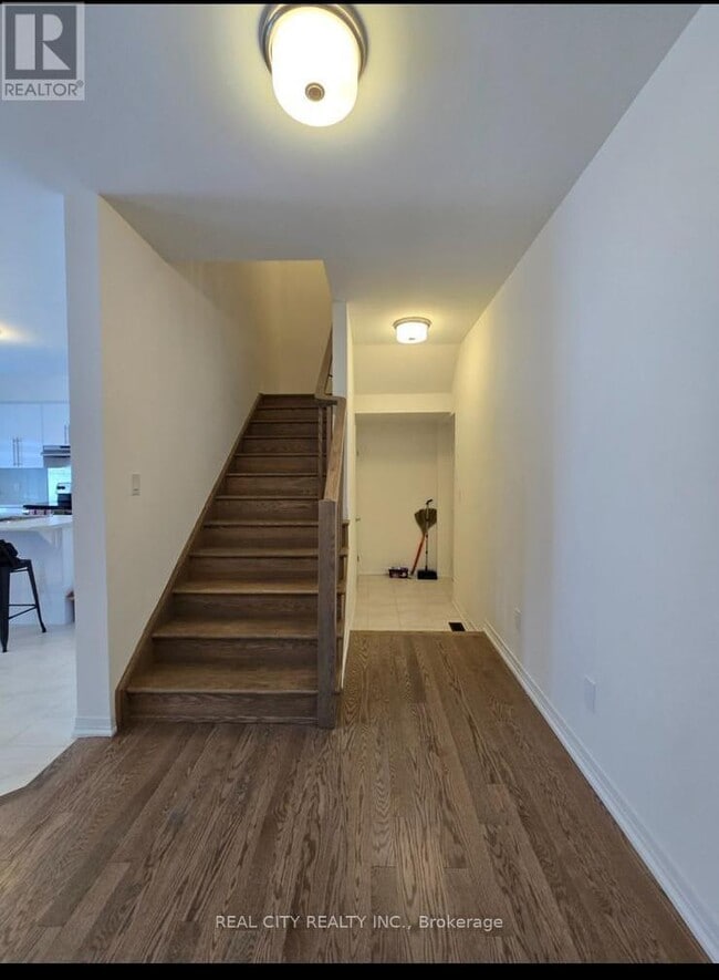 Photo du bâtiment - 72 George Brier Dr E