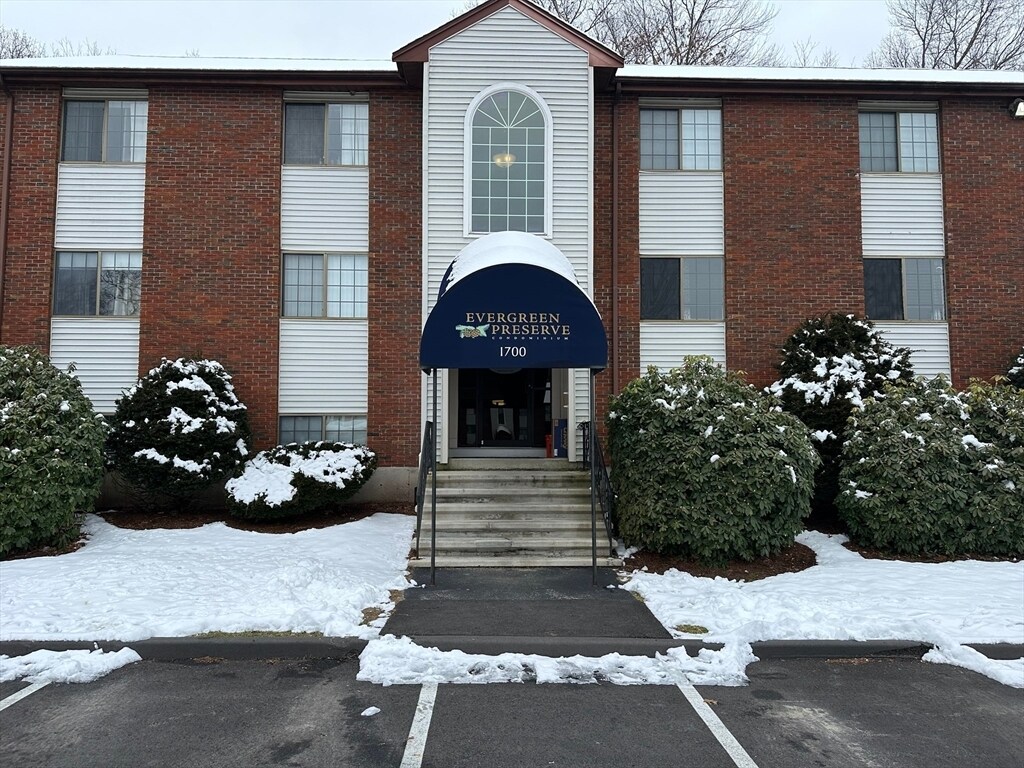 1700 Skyline Dr Unit 6, Lowell, MA 01854 Condo for Rent in Lowell, MA