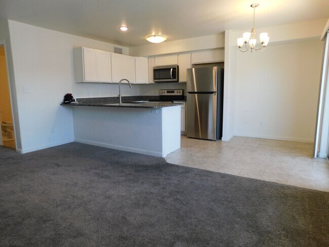 Foto del edificio - Newer Townhome Close to Shopping