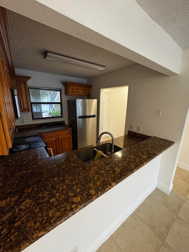 Foto del edificio - 1525 Lake Crystal Dr