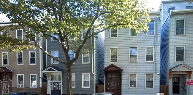 Building Photo - 284 Chelsea St