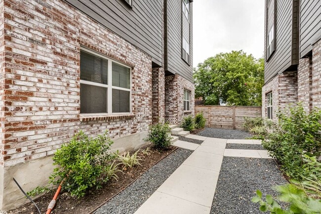 Building Photo - 210 W Poplar St