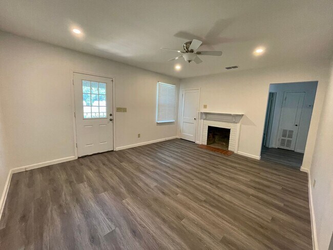 Building Photo - 208 Parkway W