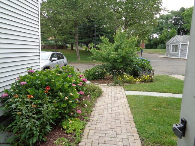 Foto del edificio - 560 Silver Sands Rd