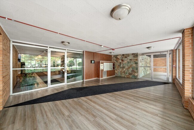 Foto del edificio - 333 S East Ave