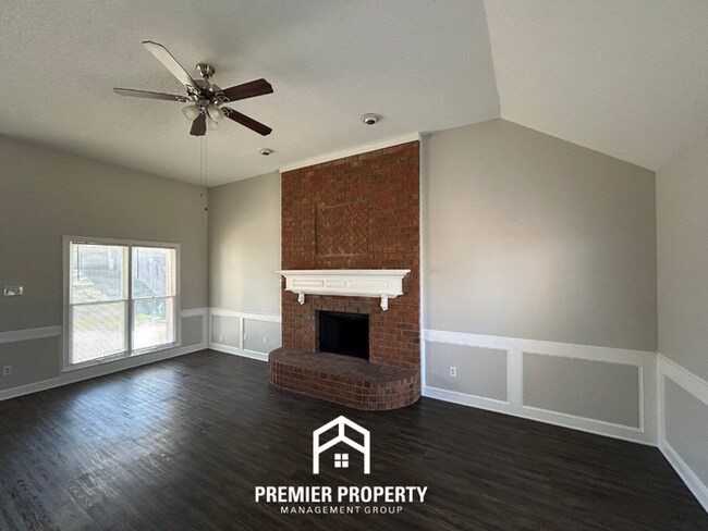 Foto del edificio - Spacious 3BR Memphis Home | Vaulted Ceilings, Fireplace, 2-Car Garage & Fenced Yard