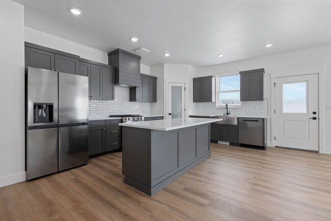 Building Photo - 535 S Cutler Ave